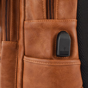 Rucsac-Unisex-Sacha-cu-USB-Maro-Deschis-4-detaliu