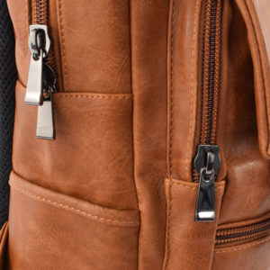 Rucsac-Unisex-Sacha-cu-USB-Maro-Deschis-6-detaliu